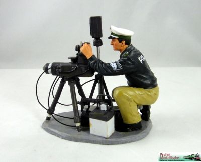 Polizist mit Radargerät